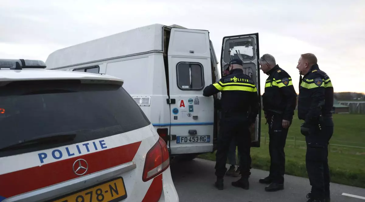 Petrecere cu sute de persoane, în plin lockdown, oprită de Poliție în Olanda