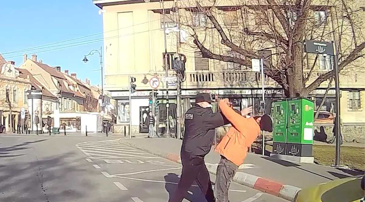 Polițist local din Sibiu filmat când loveşte un om al străzii cu pumnul în față