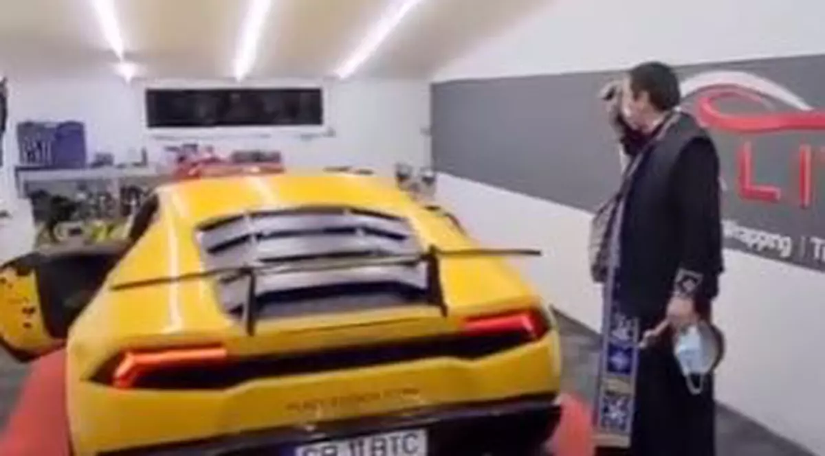 Un preot sibian a sfințit un Lamborghini de Bobotează. „Este o rugăciune specială”