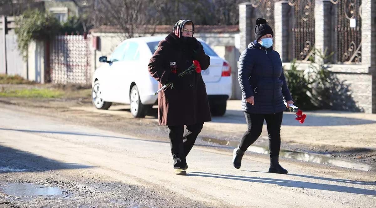 Localnică din Bolintin Vale, la priveghiul șoferului de microbuz omorât cu o piatră: „După ce nu se mai dă pe ecran, nu se mai face nimic”