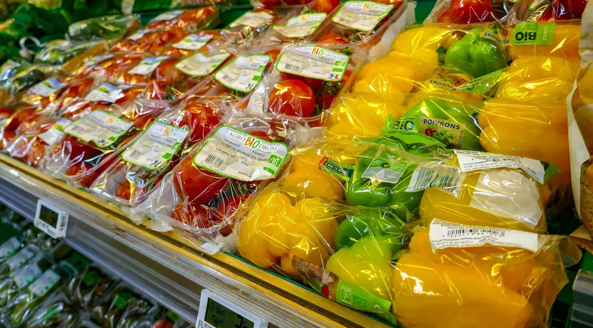 Ambalajele din plastic pentru fructe și legume, interzise în Franța. Președintele Macron: „O adevărată revoluție”