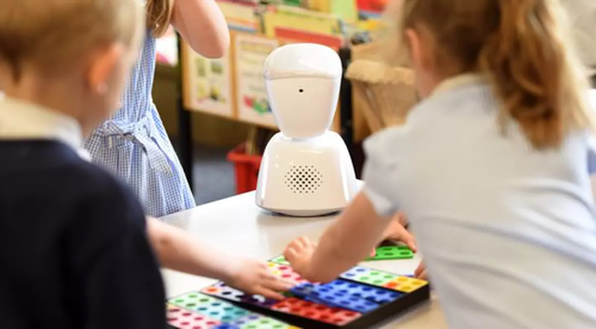 Un robot merge la școală în locul unui băiat din Germania cu probleme medicale. „Elevii vorbesc cu roboțelul”