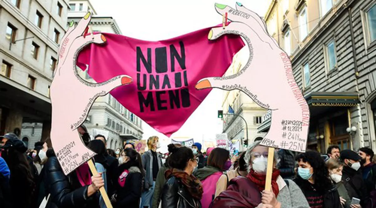 Anunțul de angajare din Italia care a ajuns în atenția ministrului muncii: „Să trimiteți o fotografie în costum de baie”