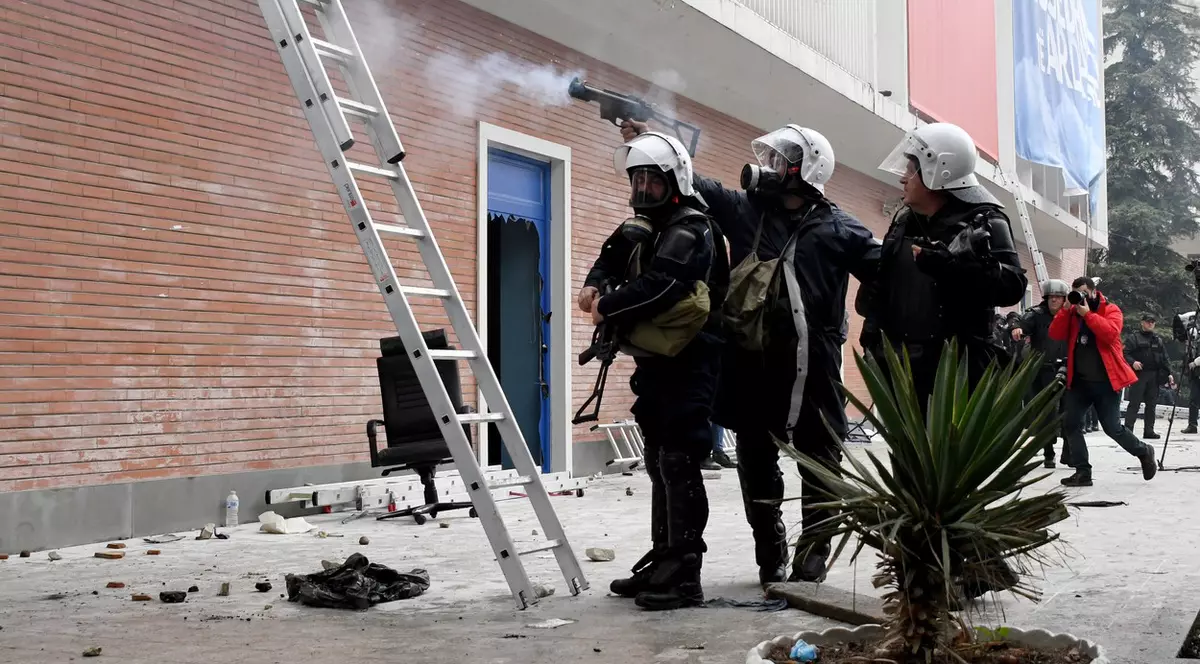 Revoltă în Albania. Poliţia a folosit gaze lacrimogene şi tunuri cu apă, după ce sediul central al Partidului Democrat a fost luat cu asalt de protestatari