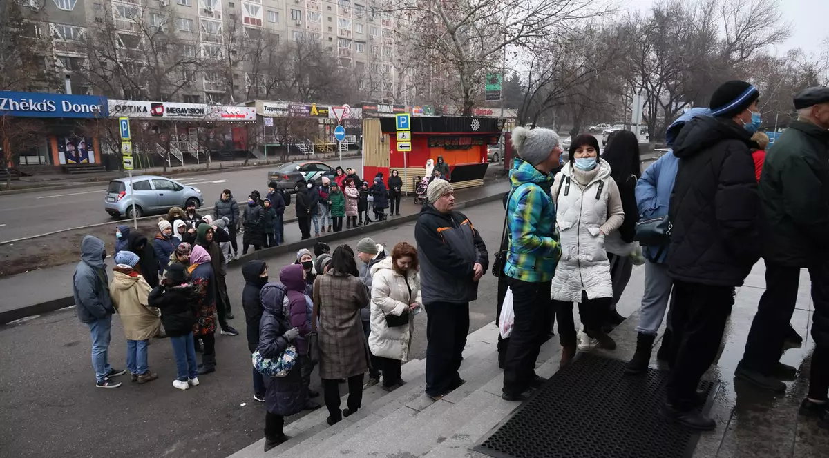 „Nu mai găsim nici pâine, nici lapte, nici cartofi”. Urmările revoltei din Kazahstan: oamenii stau la cozi, dar de multe ori degeaba