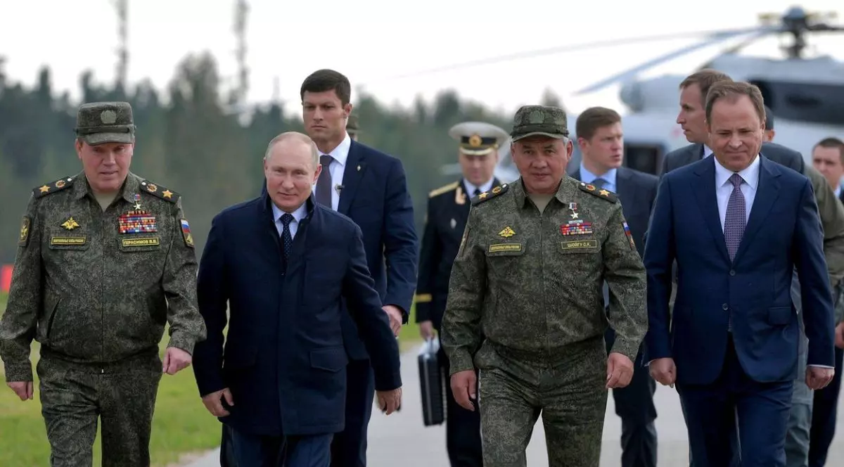 Corespondență între Putin și ministrul său al apărării, publicată de hackerii de la Anonymus. Despre ce vorbeau