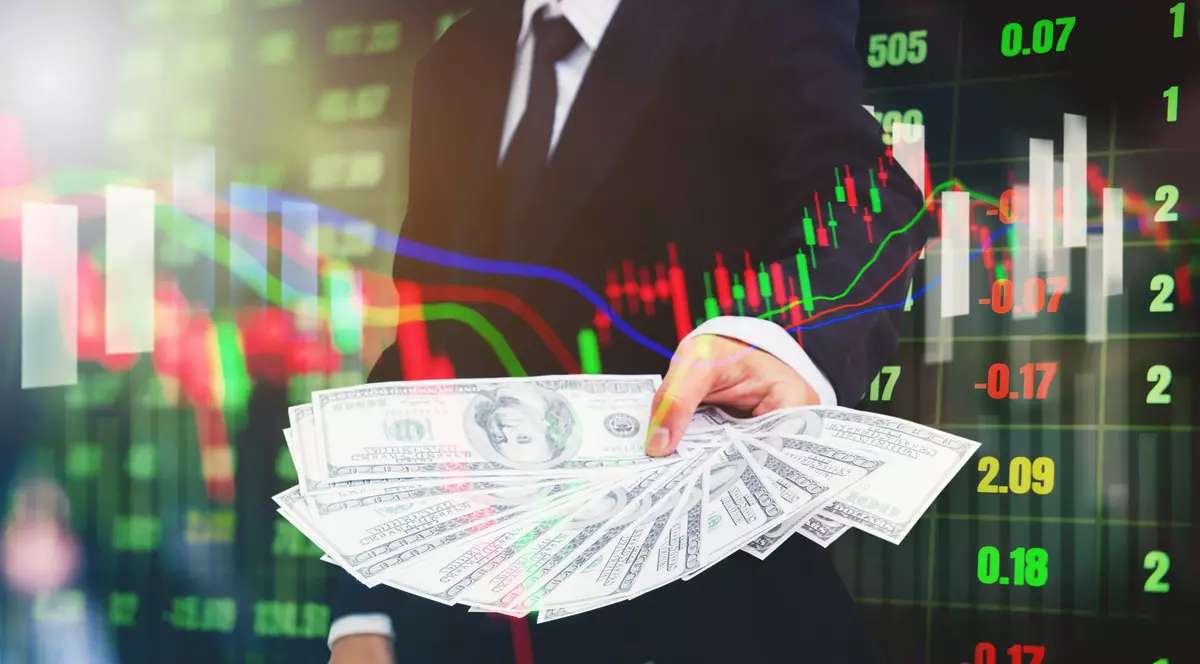 Metoda prin care un broker condamnat în Cipru făcea rost de investitori la București. Asaltat de plângeri penale, se apără: „E ruletă, e cazino”