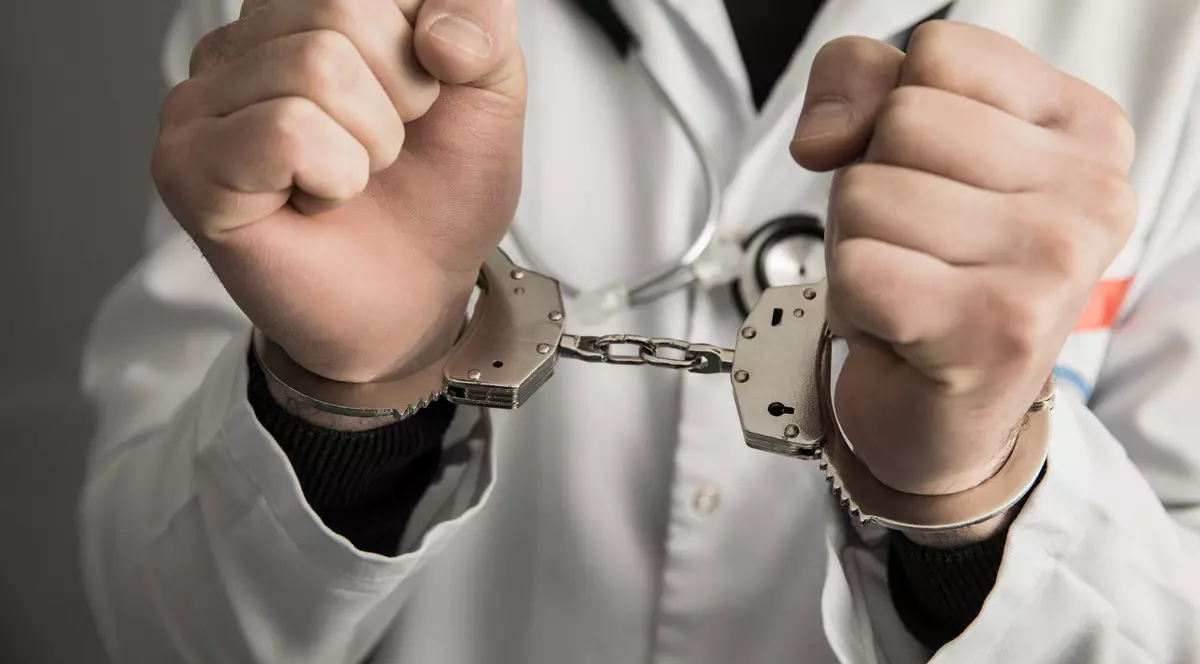 Judecătorul care a decis arestarea medicilor suspectați de vaccinări fictive: „Au transformat actul medical într-o afacere”