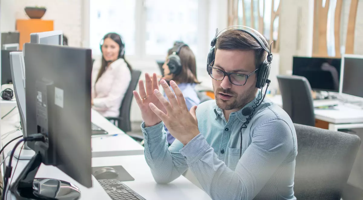 Ce salariu primești dacă lucrezi într-un call-center. „Pe o limbă străină precum olandeza sau daneza, salariile pot fi chiar triple”