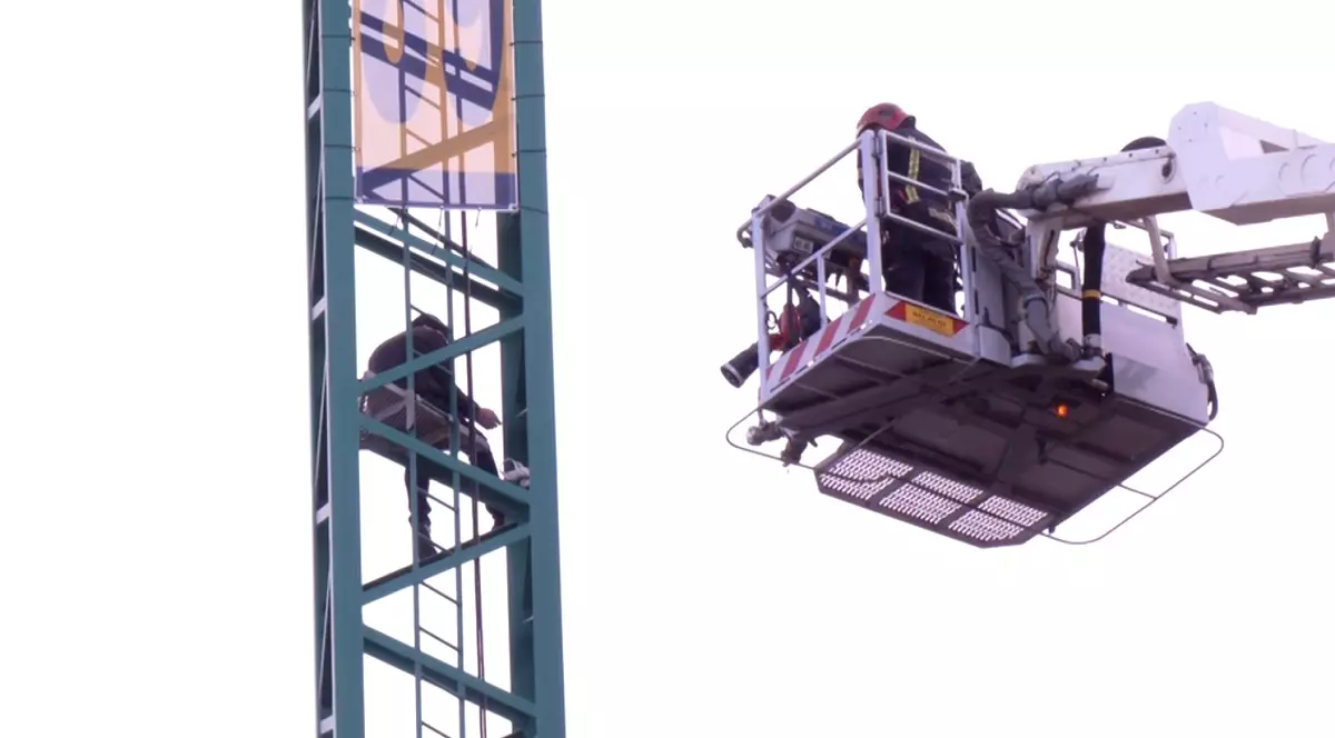 Român urcat la 20 de metri, pe o macara, ca să se sinucidă. Cinci ore au încercat polițiștii spanioli să-l convingă să nu se arunce în gol