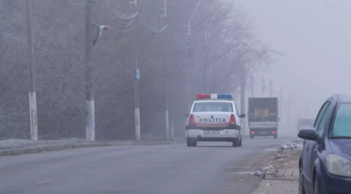 Cinci oameni au sărit din mers dintr-o mașină urmărită de polițiști, în Timiș. Agenții au tras focuri de armă în urma fugarilor