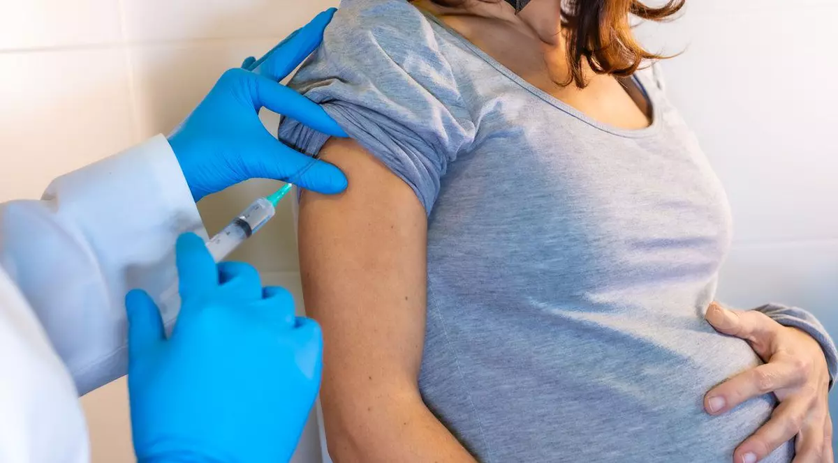 Guvernul Marii Britanii îndeamnă toate femeile însărcinate să se vaccineze anti-COVID cât mai curând