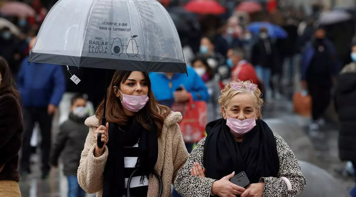 Unele țări europene se pregătesc de o nouă strategie în lupta cu COVID: cea de conviețuire cu virusul