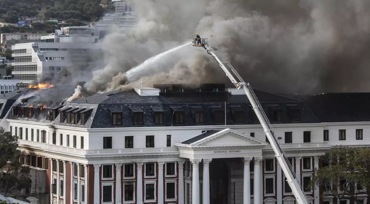 Un bărbat fără adăpost, bănuit că a incendiat Parlamentul sud-african, inculpat pentru terorism