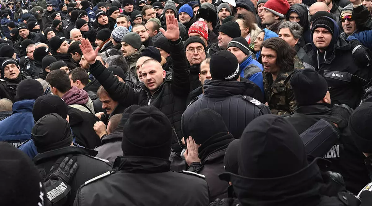 Incidente în Bulgaria, la un protest antirestricții. Manifestanții au vrut să intre în Parlament, unde ușile au fost baricadate cu mese
