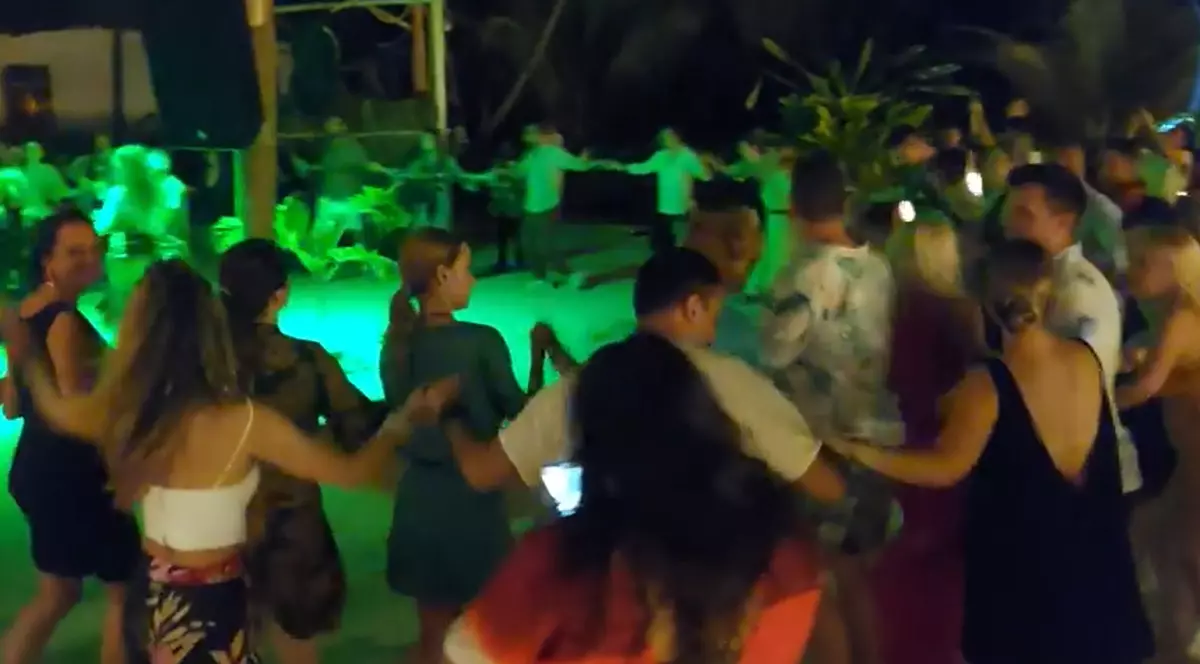 VIDEO | Cea mai mare petrecere românească de Revelion din Africa. 400 de oameni au încins hora pe o plajă sălbatică