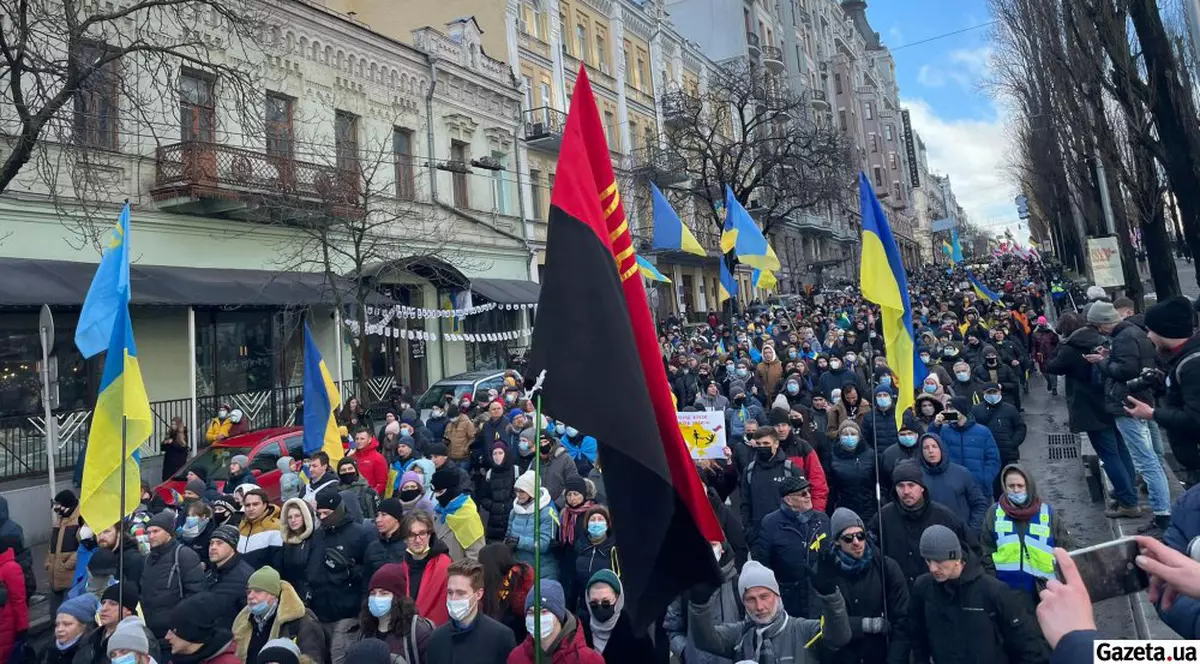 „Plecați din Crimeea și Donbas, ocupanți ruși!”. Peste 3.000 de oameni manifestă antirăzboi pe străzile din Kiev