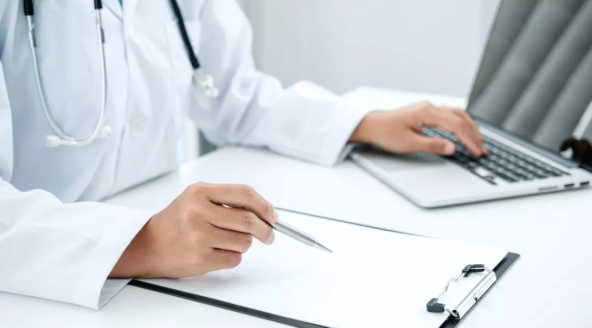 "Încă o hârtie inutilă". Medicii de familie, revoltați din cauza adeverințelor pentru angajații care ies din izolare