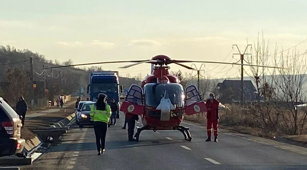 O fetiță de 7 ani din Vaslui, în stare critică după ce a fost lovită de o mașină în timp ce se plimba cu trotineta. Victima, preluată de elicopterul SMURD