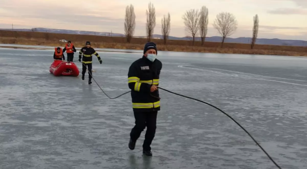 Ministerul de Interne, avertisment după ce mai mulţi copii au căzut în apă: „Nu îi lăsaţi să se joace pe gheaţa râurilor!”