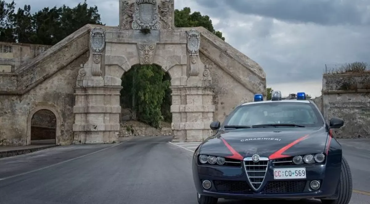 Afacerea „Marius Manole”. Un român și un francez au creat o identitate falsă, pe numele căreia au înmatriculat 17 mașini, folosite la comiterea de infracțiuni, în Italia