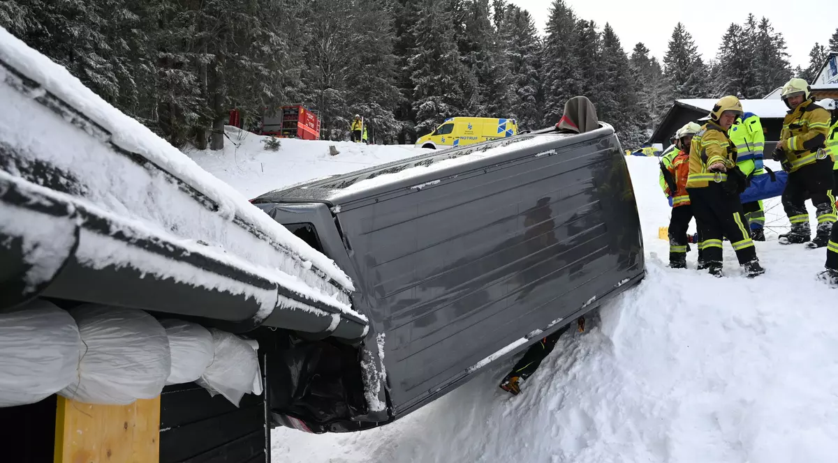 Accident spectaculos în Elveția: O dubă a aterizat pe o casă de vacanță, pasagerii au scăpat cu răni ușoare
