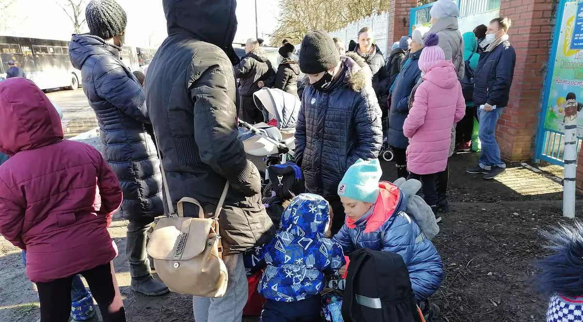 „Sute de oameni stau în autobuze, în frig, de dimineață. Nu îi primește nimeni”. Cum se desfășoară evacuările civililor din estul Ucrainei, anunțate de separatiști