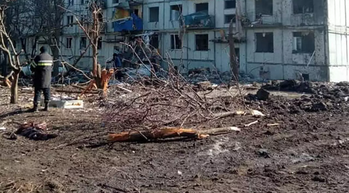 Copil mort după ce un bloc de cinci etaje din Ciuhuiv, nord-estul Ucrainei, a fost bombardat