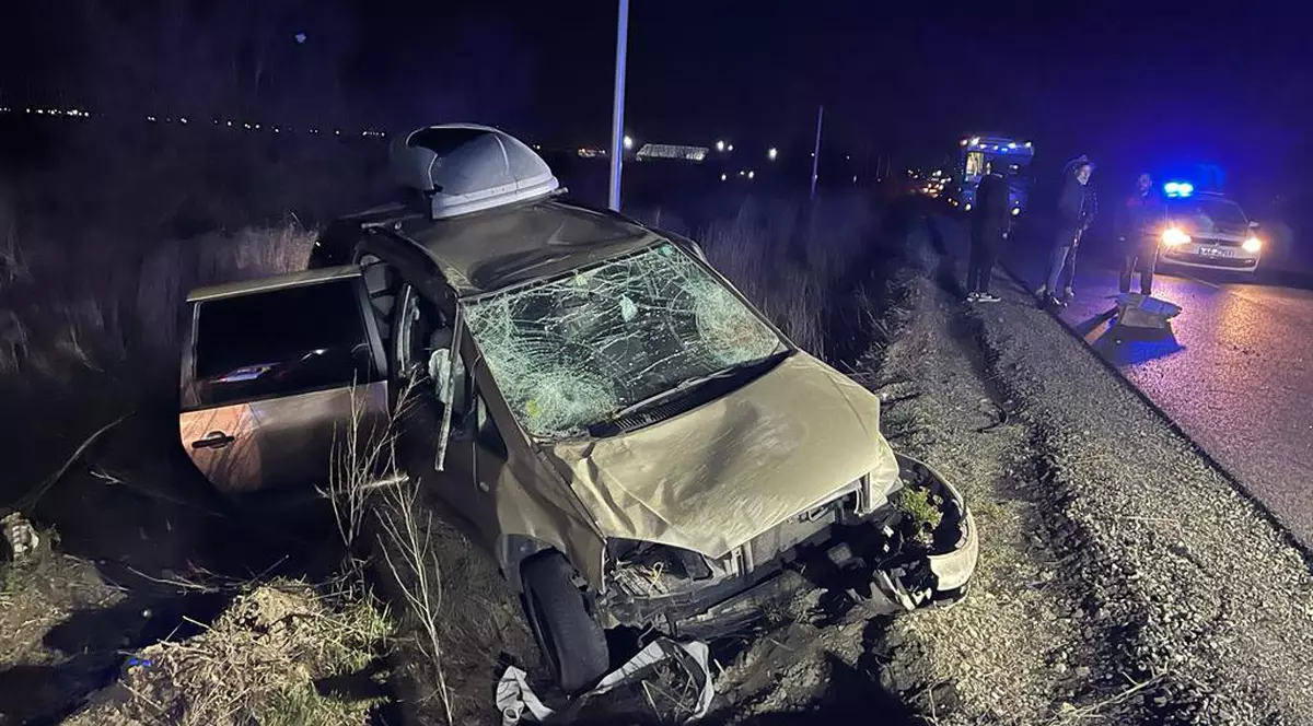 Doi bărbați, loviți mortal de un autoturism scăpat de sub control, pe un drum din Arad