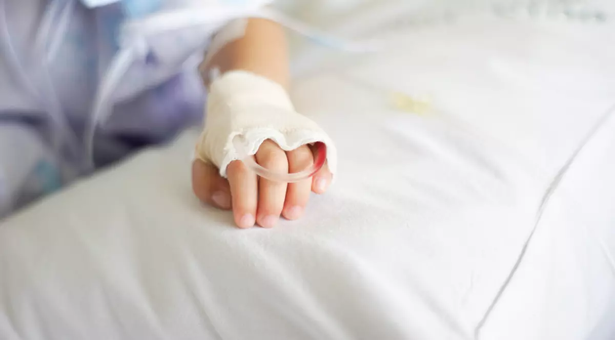 Copil de doi ani din Neamț, în comă după ce a fost bătut de mamă și iubitul ei. Cei doi au fost arestați preventiv