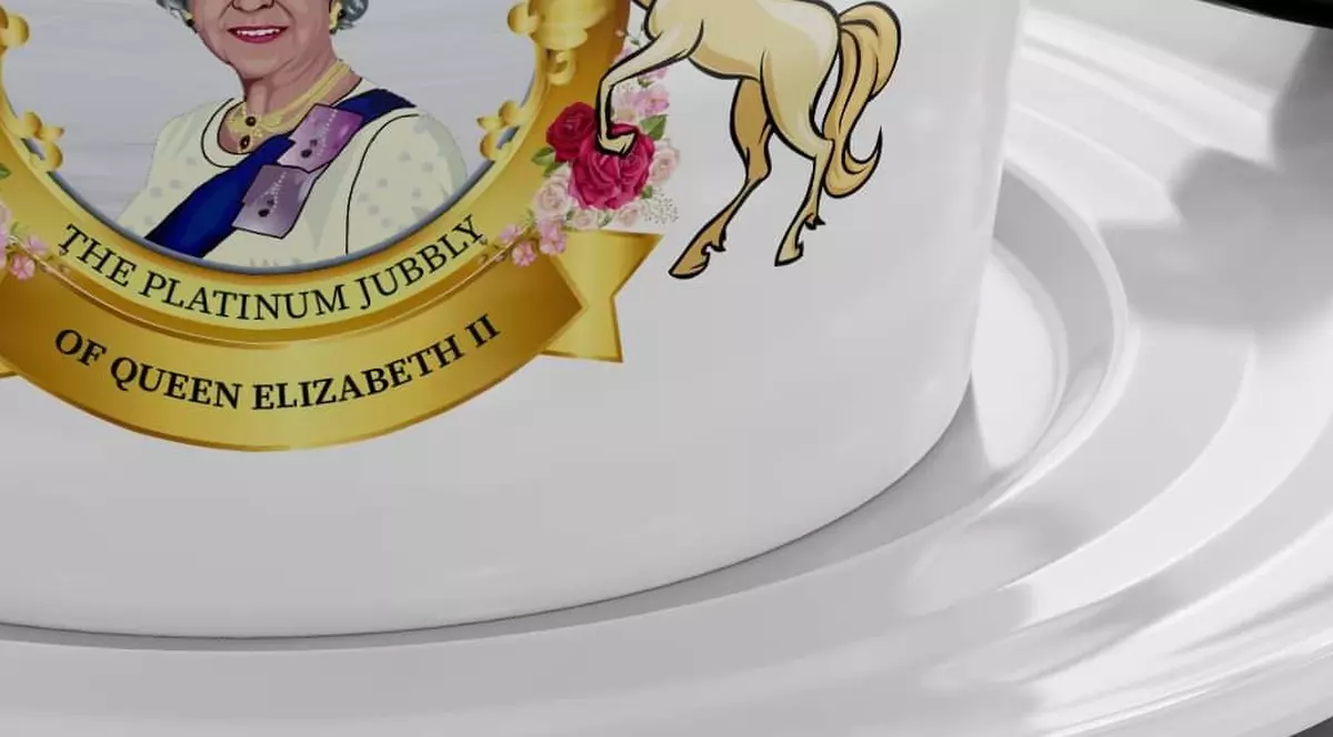 „O mică greșeală”. O companie vrea să vândă 10.000 de pahare și farfurii inscripționate greșit pentru Jubileul de Platină al reginei