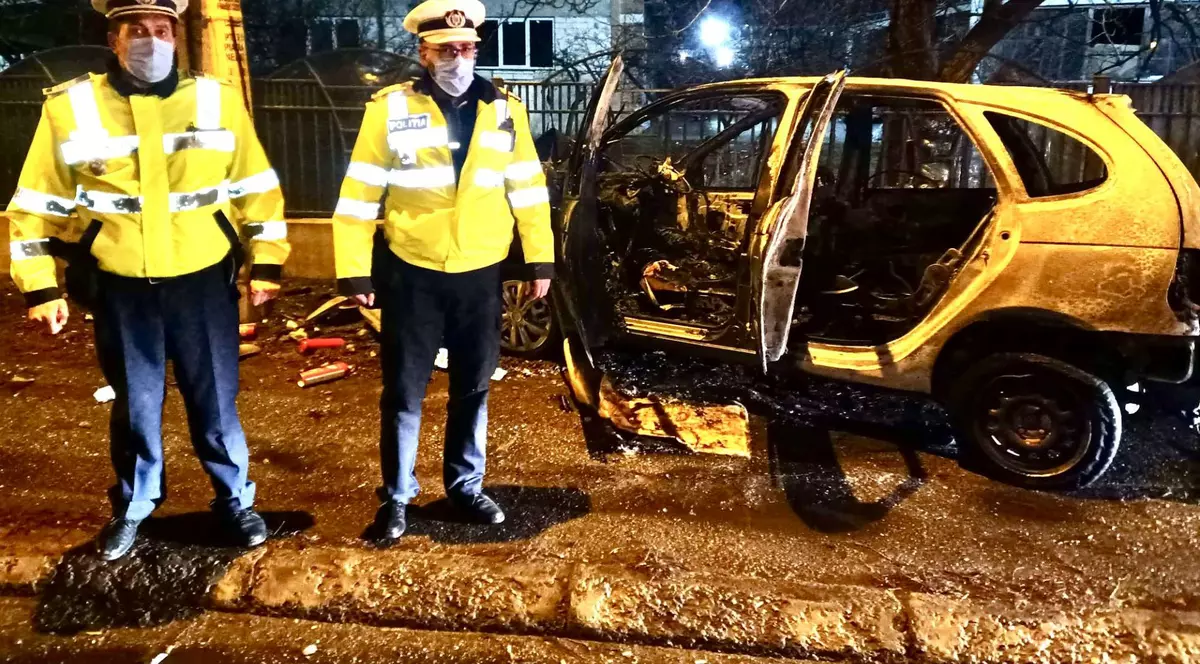 Șofer blocat într-o maşină în flăcări după ce intrase cu ea în stâlp, salvat de doi polițiști, în Piatra-Neamț