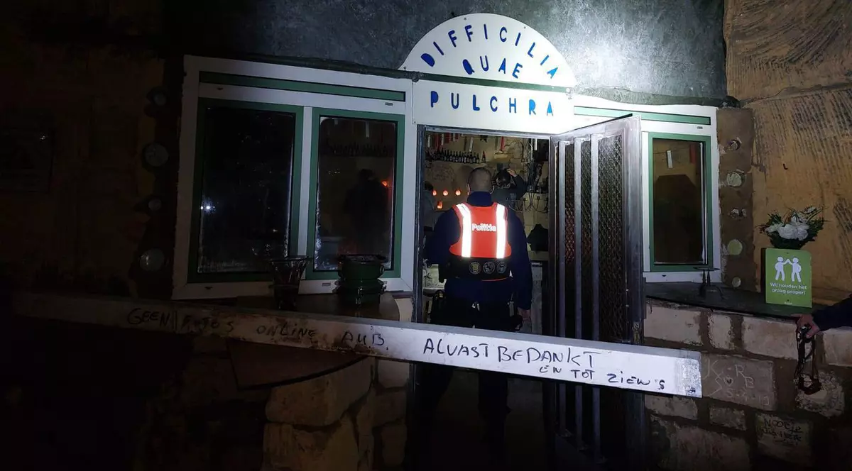 Poliția belgiană a găsit un loc secret pentru petreceri în pandemie: un bar improvizat într-o peșteră abandonată