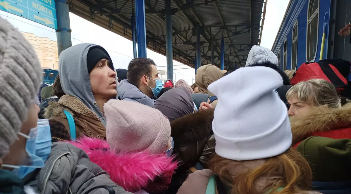 EXCLUSIV. Filmări cu oamenii luptând să urce în trenurile ce pleacă din estul Ucrainei. Studenții străini sunt tratați rău, transmite corespondentul Libertății