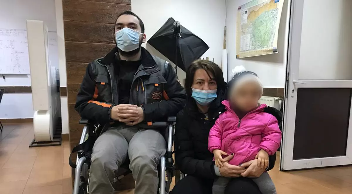 Lupta unei mame a cărei fetiță suferă de o formă rară de nanism. Un tânăr politician în scaun cu rotile o ajută să strângă banii pentru operație