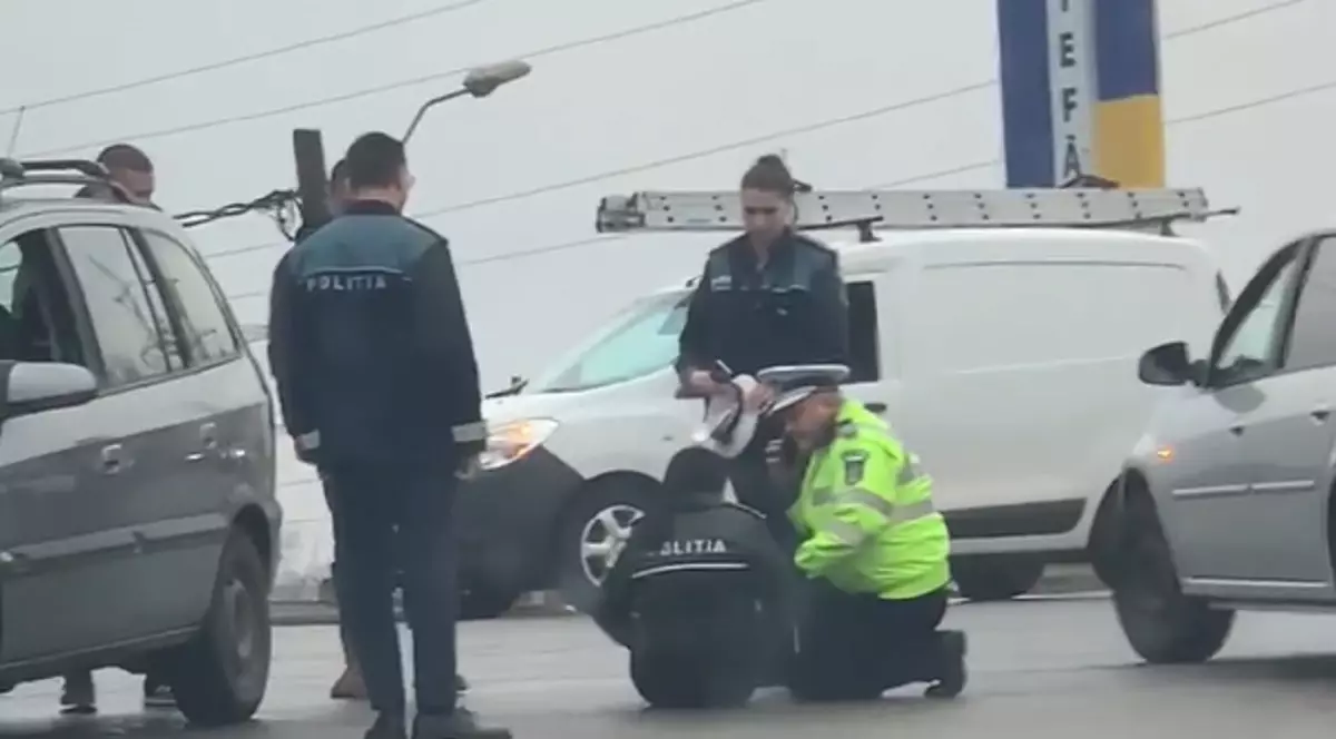 O polițistă care dirija circulația a fost lovită de o mașină, la intrarea în Pitești