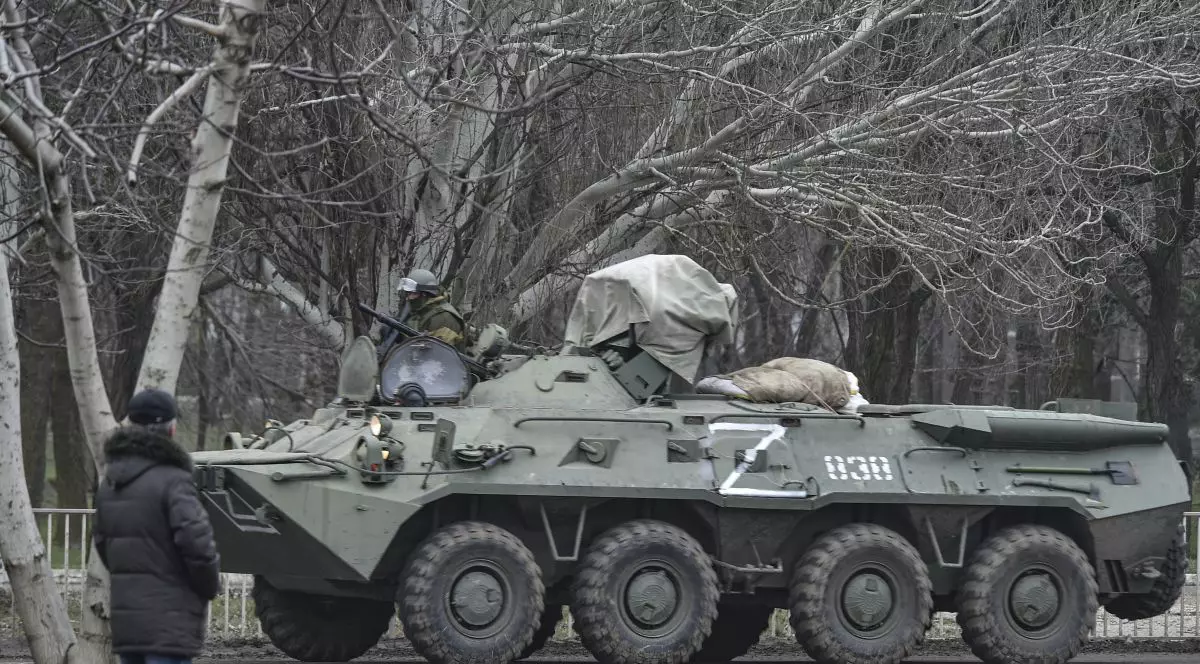 Blindat rusesc în Crimeea ocupată, înainte de a pleca spre Ucraina. FOTO: EPA
