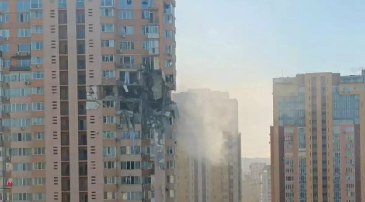 VIDEO | Bloc de locuințe din Kiev, lovit de o rachetă sâmbătă dimineață. Momentul șocant, surprins de camere