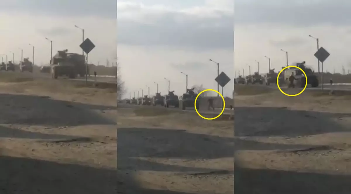 Bărbatul care s-a pus în fața blindatelor rusești. Imagini impresionante din Ucraina