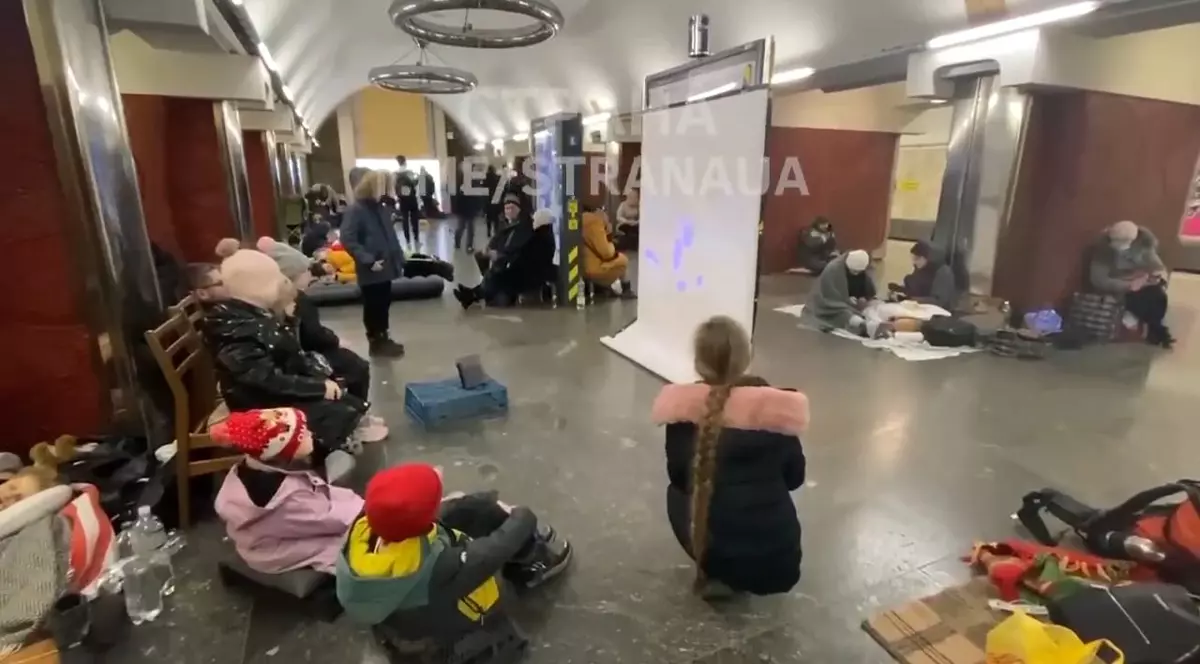Video emoționant în Kiev. Desene animate pe un ecran improvizat, pentru copiii care se ascund de bombe în adăpost