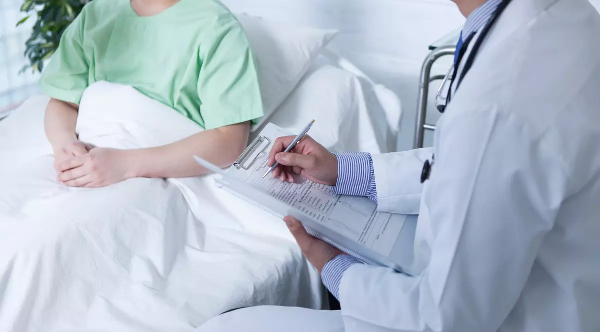 O mamă încearcă de șase ani să primească un diagnostic pentru boala fiului ei. „Suntem ca niște fantome ale sistemului”