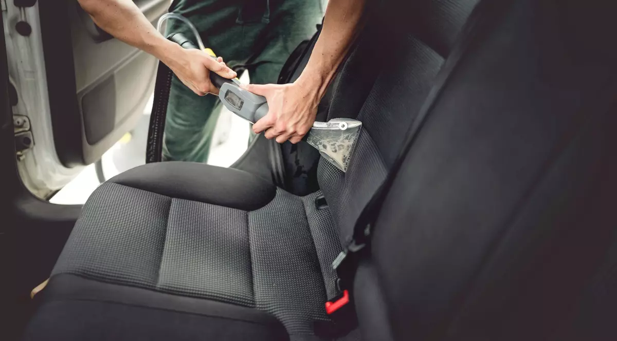 Cum să îngrijești tapițeria mașinii tale, textilă sau din piele