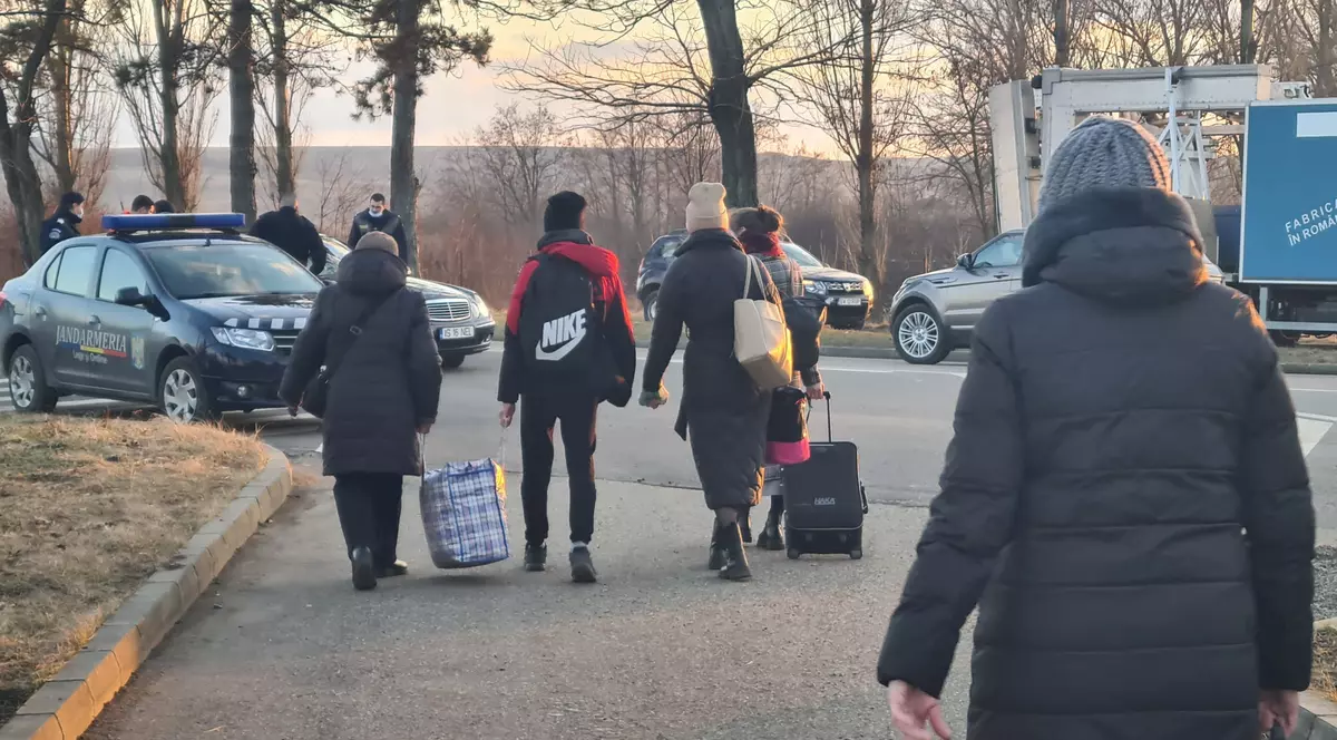 REPORTAJ | Vama Siret, poartă de intrare în Europa, pentru ucrainenii care vor să ajungă în Vest. „Merg undeva, oriunde”