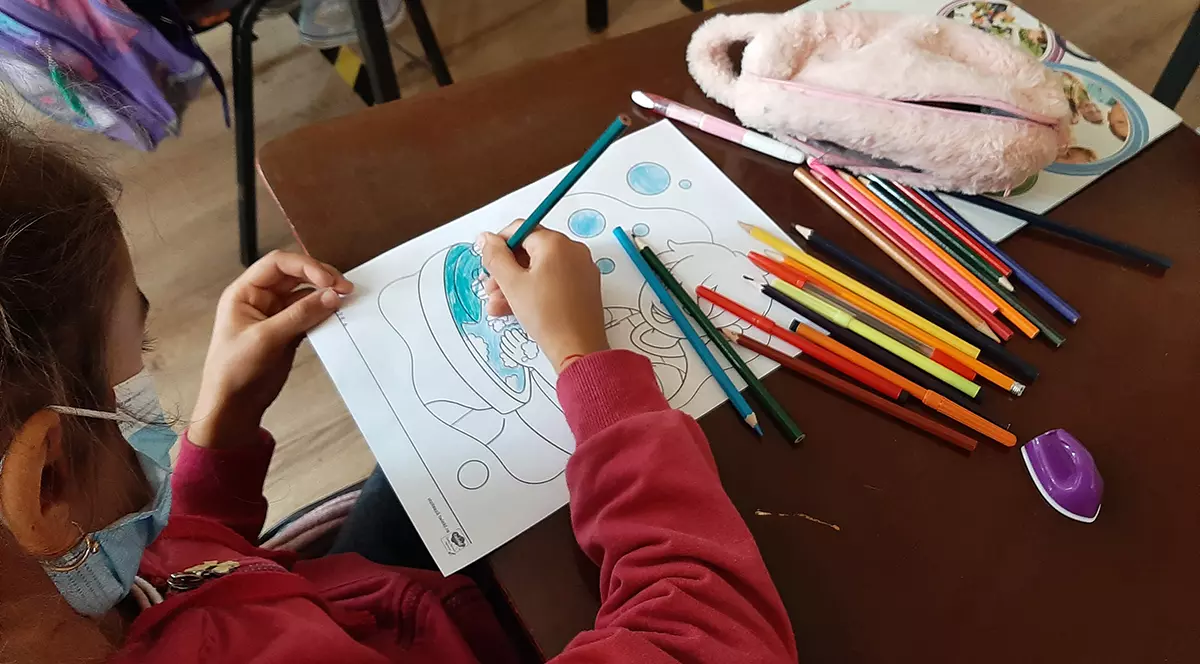 Primul an ca învățătoare navetistă la țară: „Mi-am dorit să văd unde trăiesc elevii mei, cum e drumul lor spre școală”