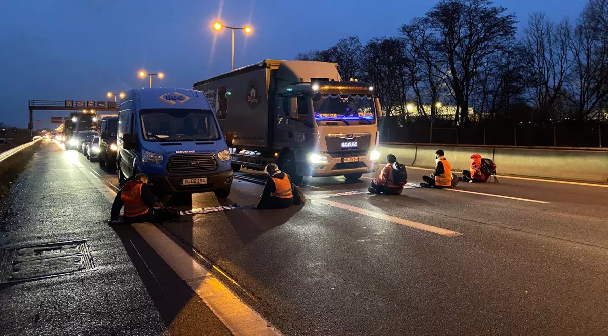 Activiștii pentru mediu germani blochează autostrăzile, lipindu-și mâinile cu adeziv de asfalt. „Dacă facem doar acțiuni cuminți, reacția politicienilor va fi prea lentă”
