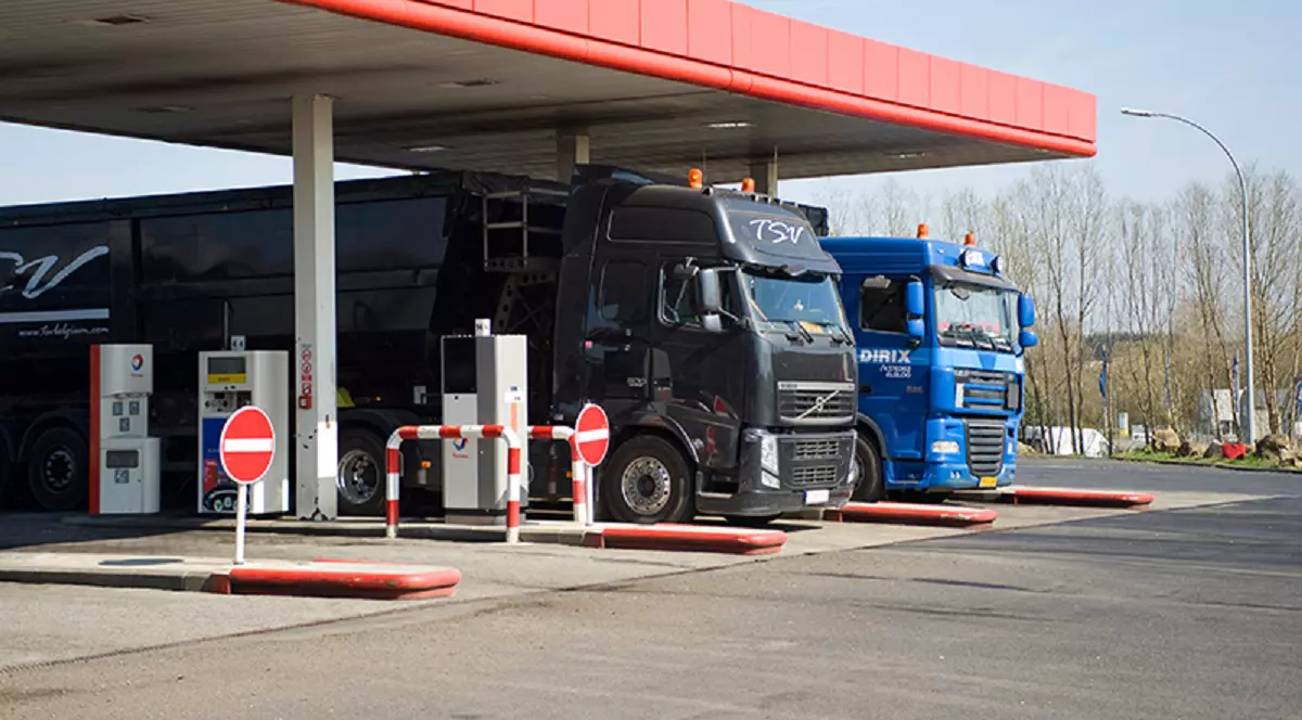 Un șofer de TIR a furat prezervative și gel lubrifiant din benzinărie, jandarmii l-au prins și l-au trimis cu trenul acasă, din Franța în Spania