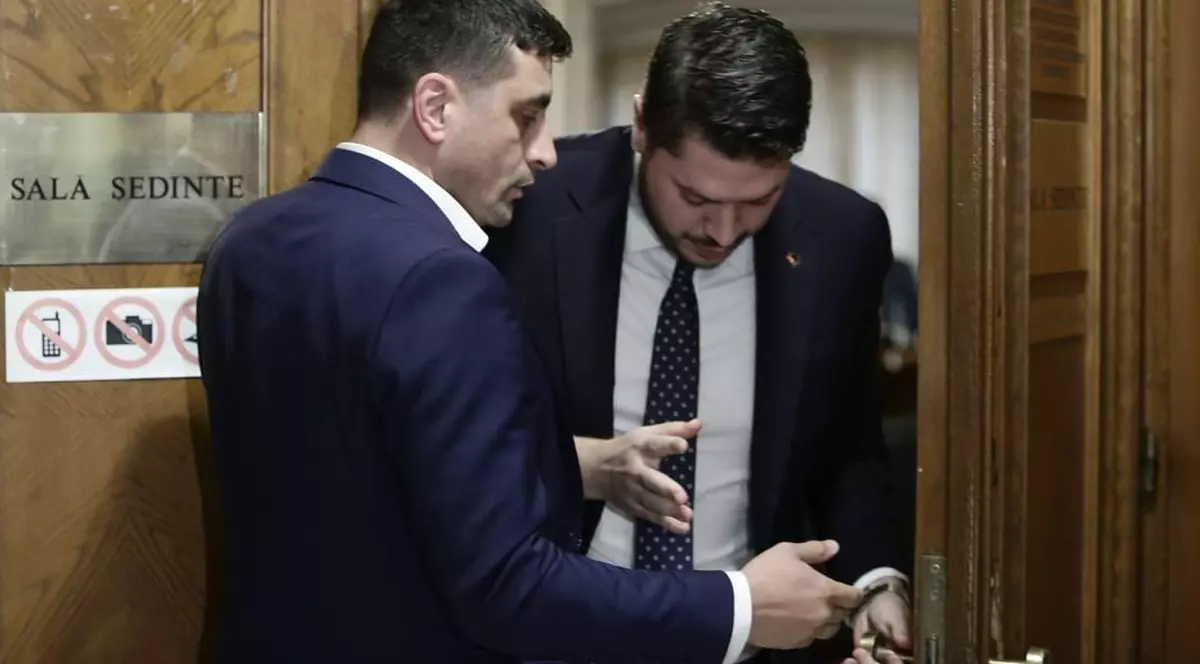 George Simion a vrut să intre în sala unde era audiat Hellvig, spunând că vrea să discute, în calitate de lider de grup parlamentar, despre Florian Coldea, fost prim-adjunct al directorului SRI | Foto: Dumitru Angelescu / Libertatea