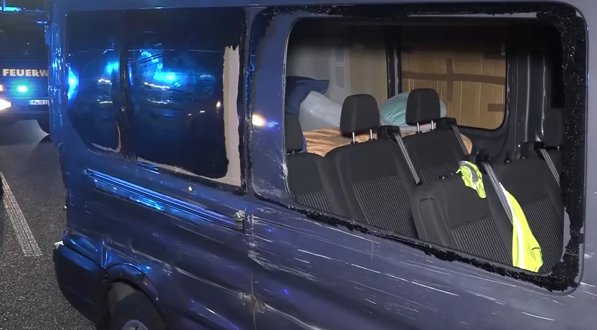 VIDEO | Român mort pe bancheta pe care dormea, într-un Ford răsturnat de un TIR, în Germania. Alți trei români au fost grav răniți