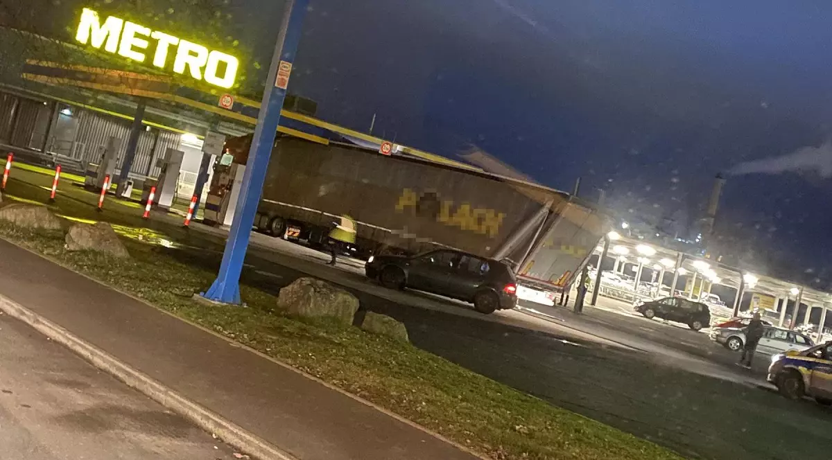 Șofer român de TIR, bun de plată: 85.000 €. A distrus și camionul, și benzinăria, în Germania