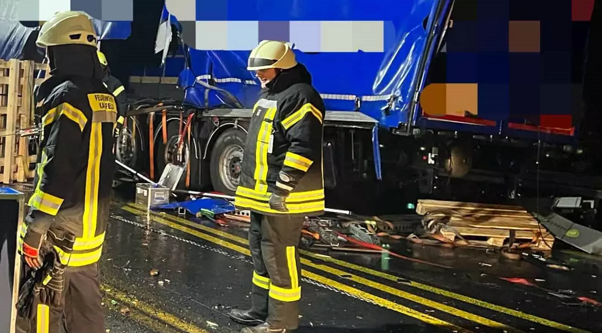 Un camionagiu român a mai condus 44 km nepăsător, după ce un șofer a intrat din spate în el și a murit, în Germania